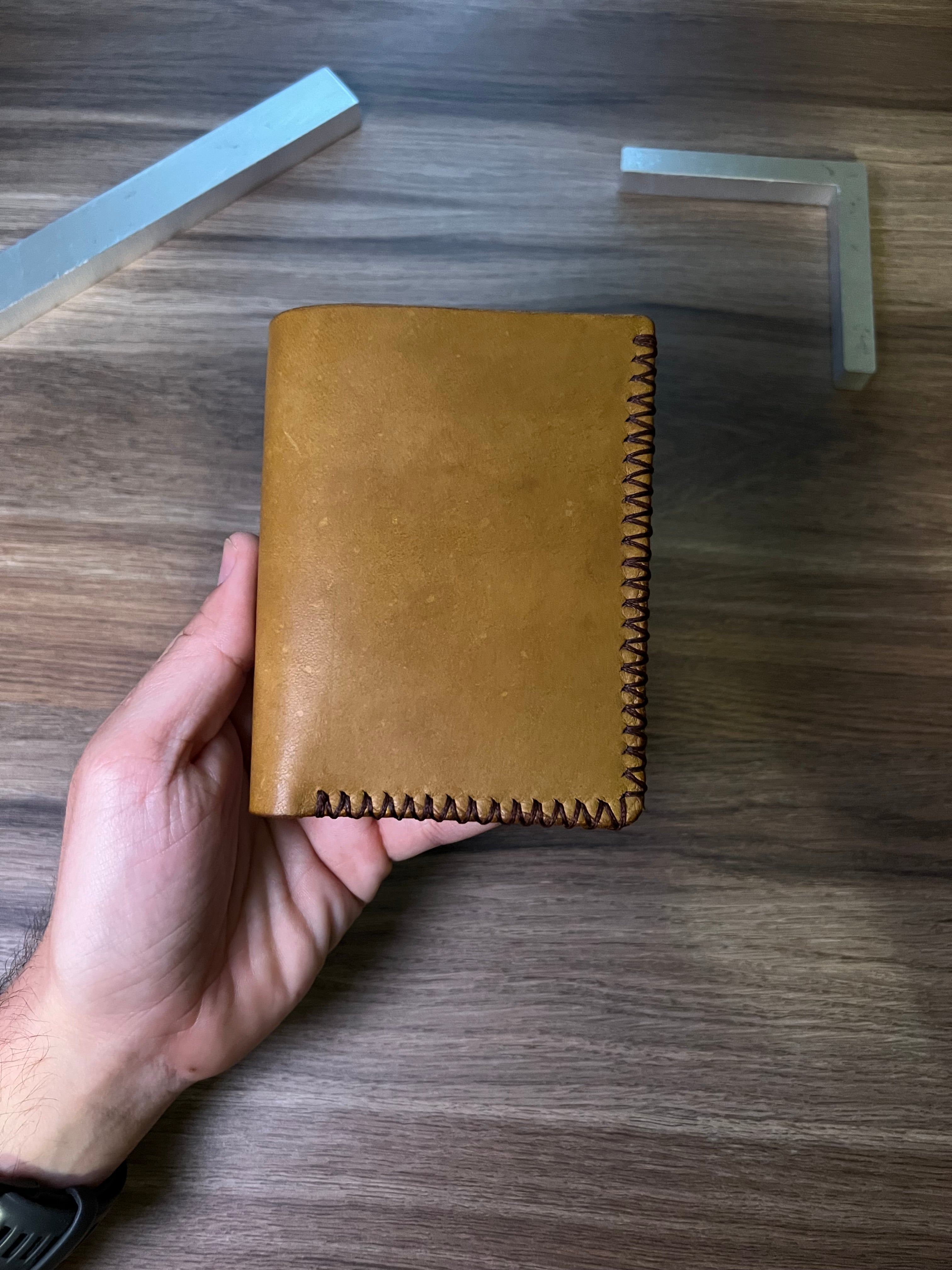 Handmade Leather Wallet – Vintage Bifold, 4 Card Slots, 2 ID, Cash Pocket